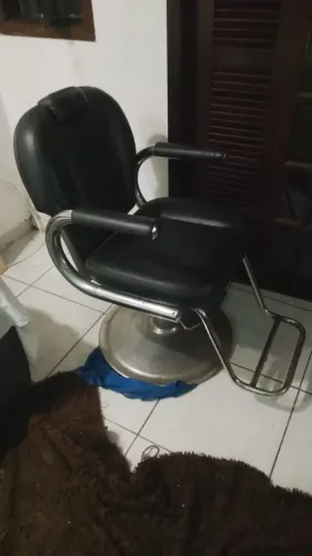 Cadeira para Salão hidráulica profissional / Barbearia (Retrô Preta)