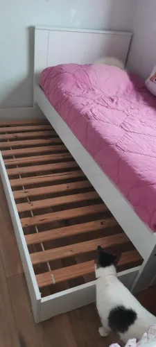 Cama de solteiro com uma cama auxiliar com rodinhas