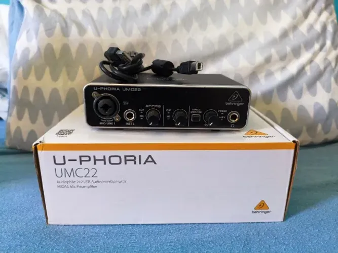 Interface de Áudio Behringer U-phoria UMC22 USB