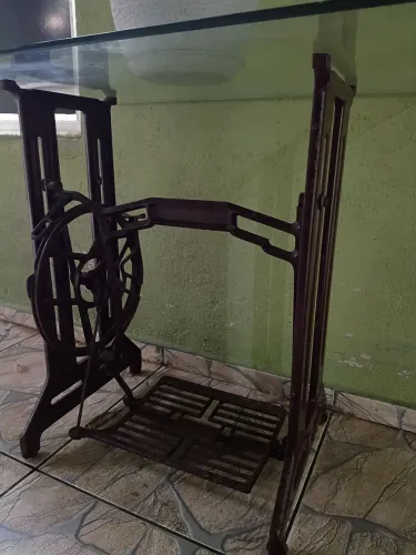 Pé de máquina em ferro com tampo de vidro 
