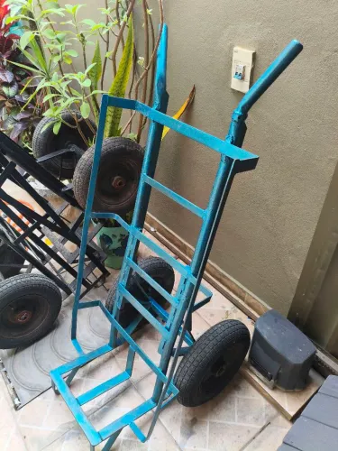 Carrinho de carga reforçado.