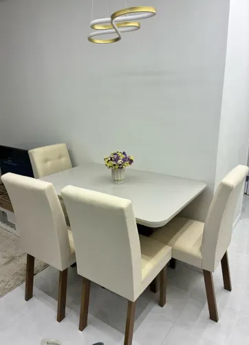 Mesa com quatro cadeiras 120x80
