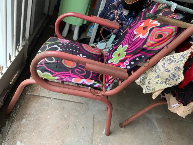 Vendo 4 cadeiras sendo 2 boas É 2 precisando de reparos