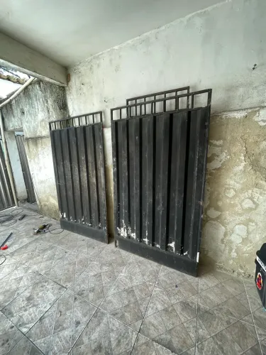 Vendo dois portões , um pequeno social e o outro de garagem de duas folhas