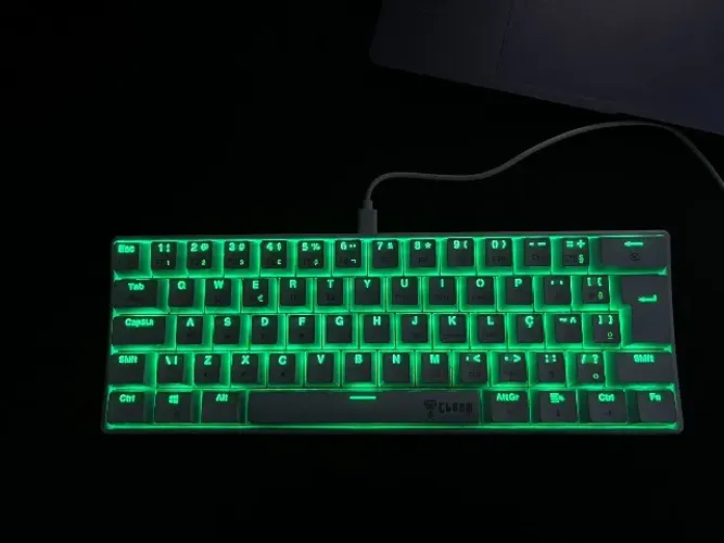 Snow Walker Teclado Mecânico 60%, RGB, Switches Vermelhos, Layout Compacto, Branco