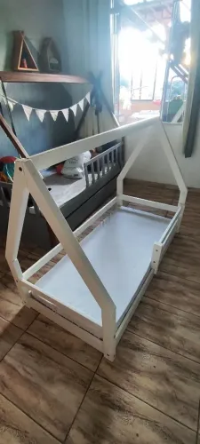 Cama montessoriana infantil