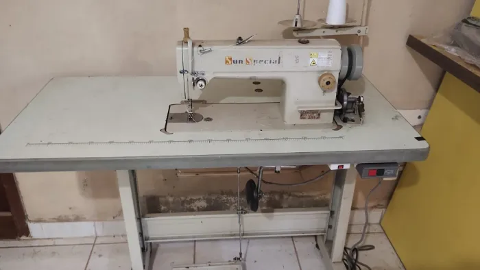 Vende-se uma máquina de costura reta