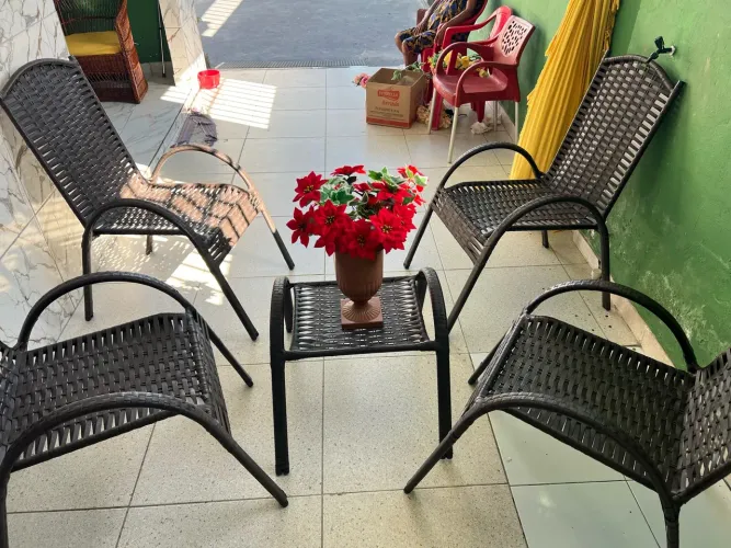 Conjunto de 4 Cadeiras E Mesa De Centro