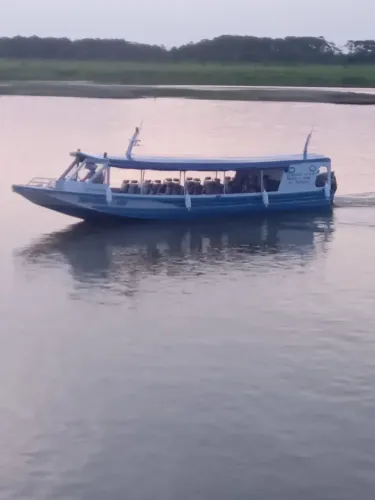 FRETA OU V&NDA -LANCHA 40 passageiros- dois motores 150 hp