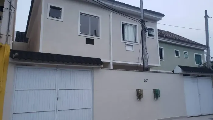 ALUGO casa em VARGEM PEQUENA - Condomínio Pedra Rosa com 2 quartos e quintal