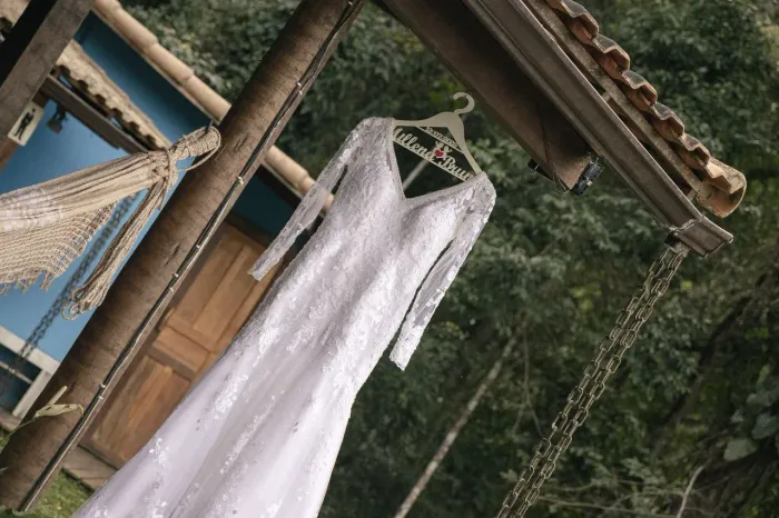Vestido de noiva de renda e pedrarias
