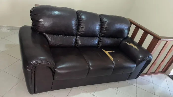 Vendo sofá de couro usado