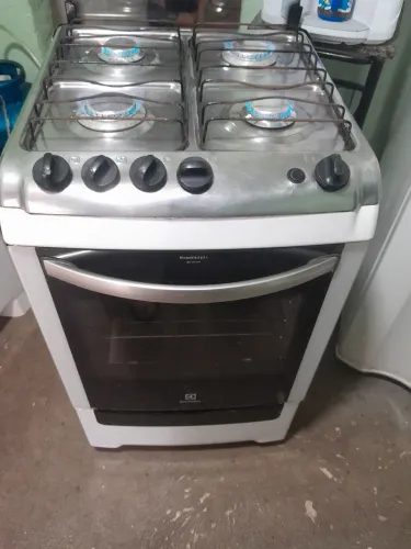 Fogão Electrolux 4 bocas.