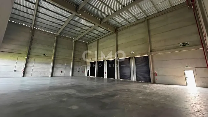 Galpão para locação em condomínio fechado em Navegantes - 940,38 m² 6 Docas