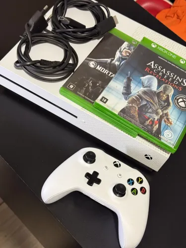 Xbox One S 500gb com 2 Jogos e Controle (entrego se precisar)