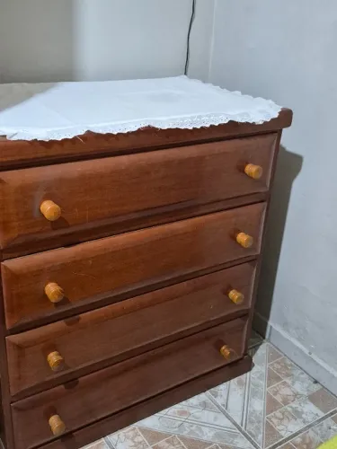 Cômoda de madeira com 4 gavetas.