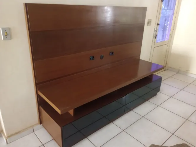 Painel e rak com gavetões