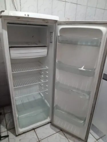 VENDO UMA GELADEIRA CONSUL TODA BOA