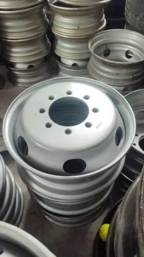 Roda aro 17,5 F4000 antiga. A roda está em Bezerros - PE