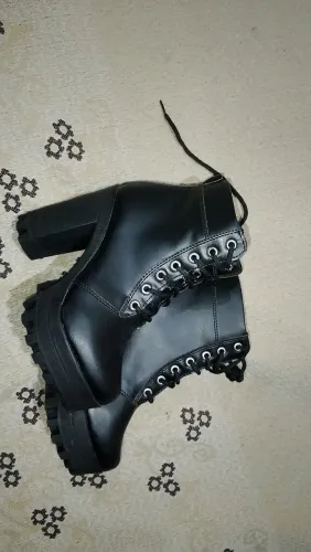 Vende-se bota nova 
