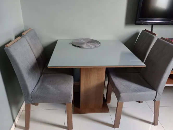 Mesa de jantar com 4 cadeiras. Madesa.