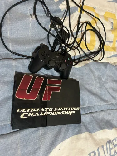 Vendo PlayStation 2 slim com um controle e um jogo