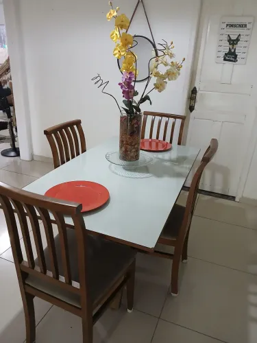 Mesa com 4 cadeiras da Tok Stok madeira