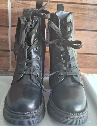 Bota coturno preta, tamanho 38. Nunca usada