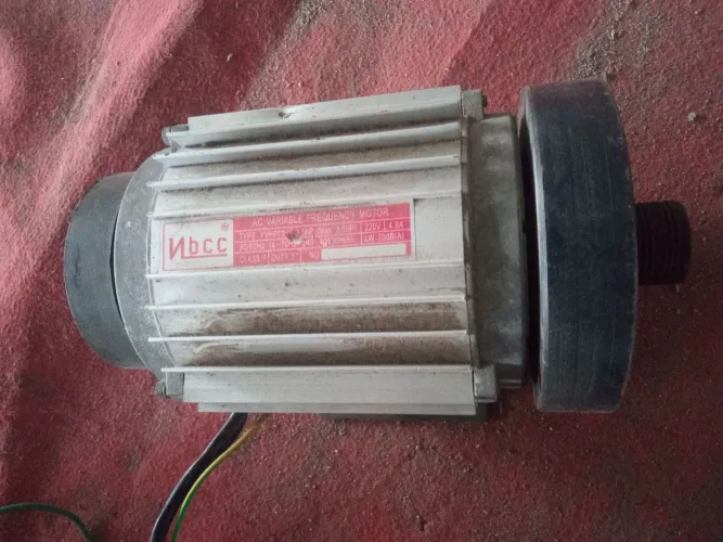 Motor elétrico de indução trifásico