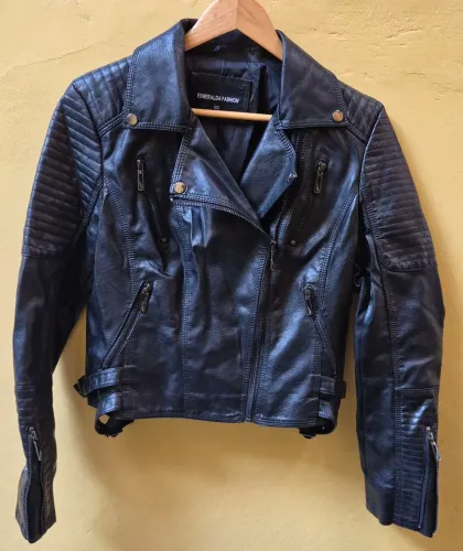 Jaqueta Feminina Preta Estilo Biker GG Pequeno (Modelagem Justa) - Usada 1 Vez