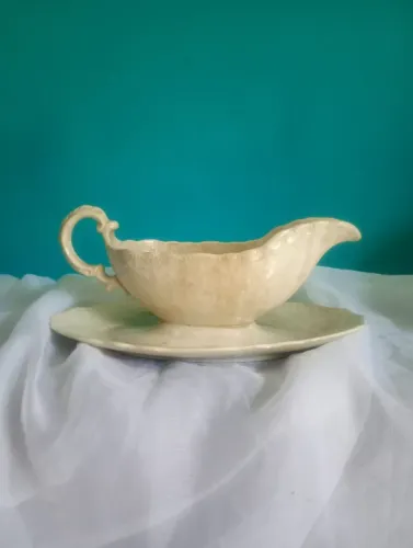 Antiga e lindíssima molheira em porcelana inglesa - W. H .Grindley