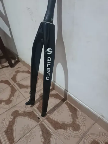 Vendo esse garfo rígido de carbono aro 29 valor 800 reais