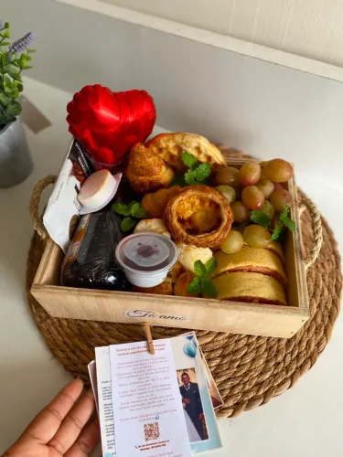 Cesta de café da manhã ou da tarde personalizada com foto e mensagem pronta entrega