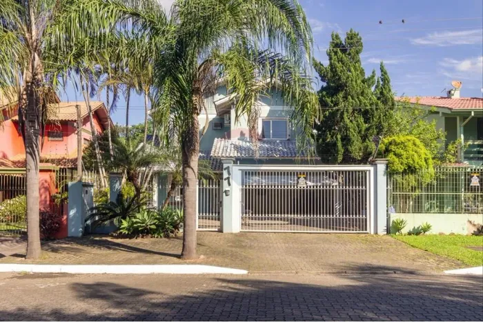 Linda Casa com Piscina e Espaço Gourmet à Venda no Bairro Jardim Mauá