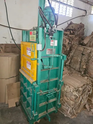 Prensa enfardadeira semi-nova 12T