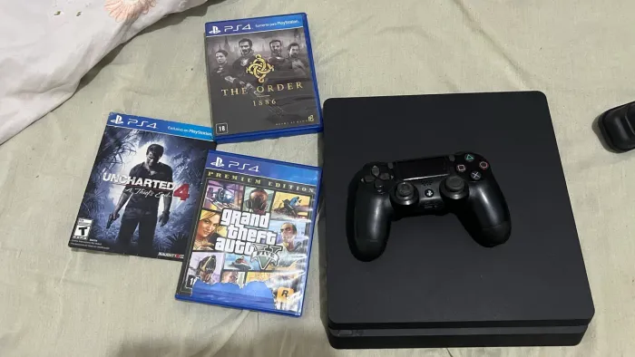 Vendo ps4 slim 1T, vai com 3 jogos