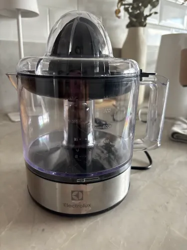 Espremedor De Laranjas E Frutas Efficient Ecp10 Electrolux Cor Preto Frequência 60Hz