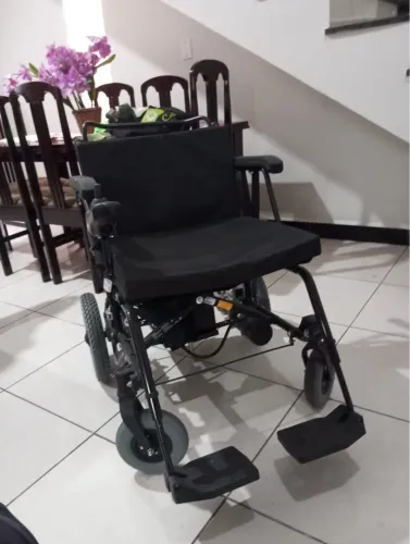 Cadeira de rodas motorizada 
