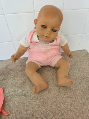 Boneca Bebê Antiga. Anos 80. Valor R$ 70,00.