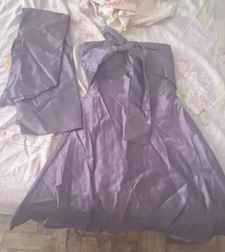 Lindo vestido roxo de cetim com detalhes