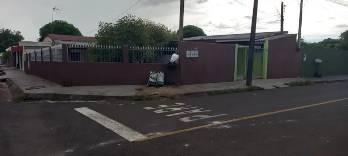 Casa para Venda em Foz do Iguaçu, Vila C, 4 dormitórios, 1 banheiro, 2 vagas