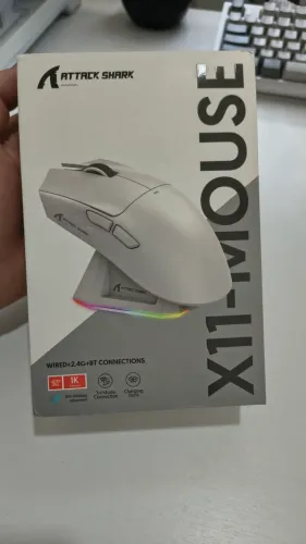 Mouse attack shark x11 preto, sem fio, dock de carregamento, cabo maleável e gripes.