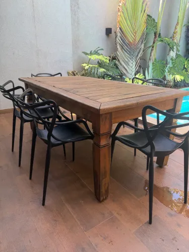 Mesa rústica e cadeiras