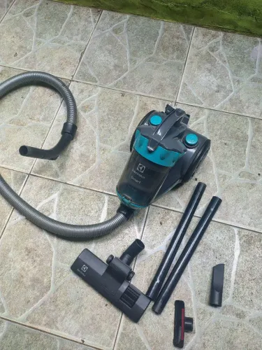 Vendo aspirador 2 em 1 110v Eletrolux semi novo
