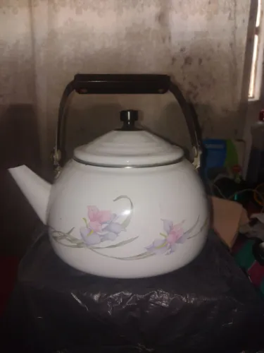 Chaleira esmaltada floral vintage