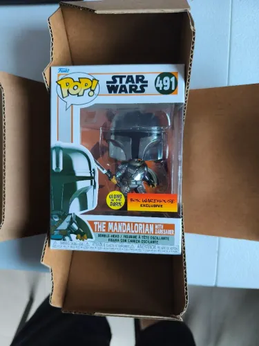 Funko Pop ! The Mandalorian With Darksaber . Edição Exclusiva Box warehouse. Brilha Escuro