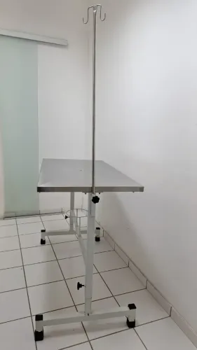 Mesa cirúrgica regulável com os pés esmaltados