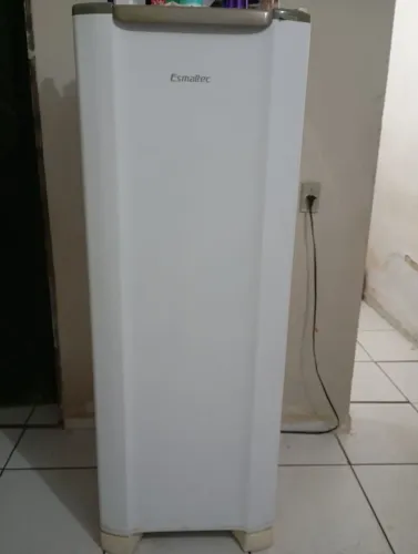 Uma geladeira um armário e uma cama box