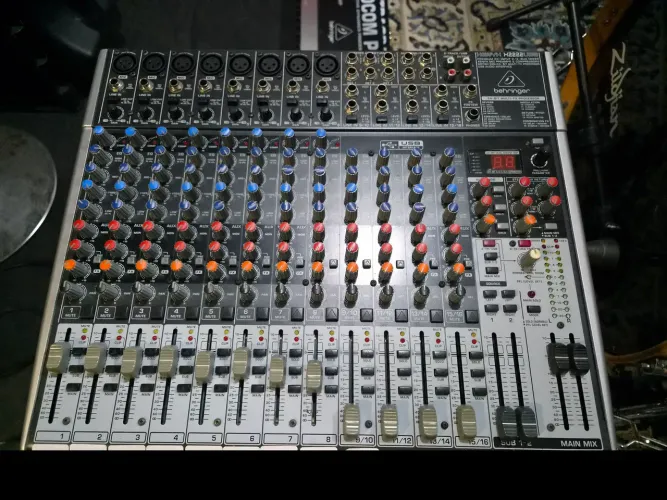 Mesa de som Behringer Xenyx X2222USB