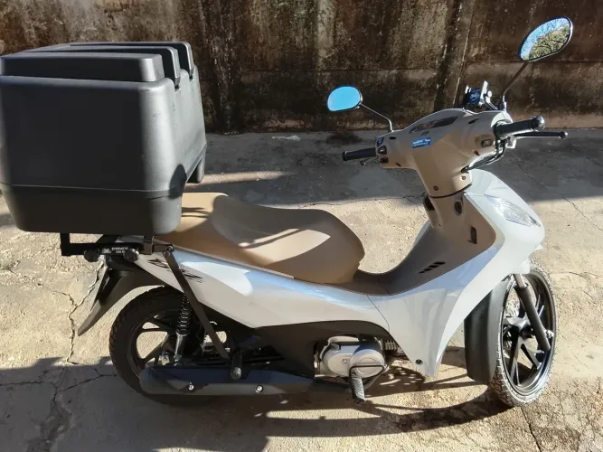 Baú 80L com suporte Biz